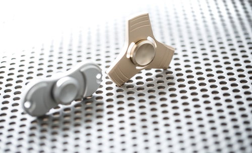 頬を押さえながら自撮りで顔を確認する男性