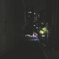 寝静まった都市の裏道とビル街の夜景 夜間の不気味な雰囲気の写真