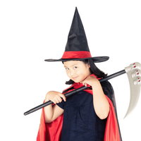 ハロウィンの衣装を着た子どもが鎌を持つ死神コスプレの写真
