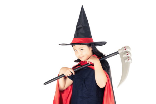 ハロウィンの衣装を着た子どもが鎌を持つ死神コスプレ