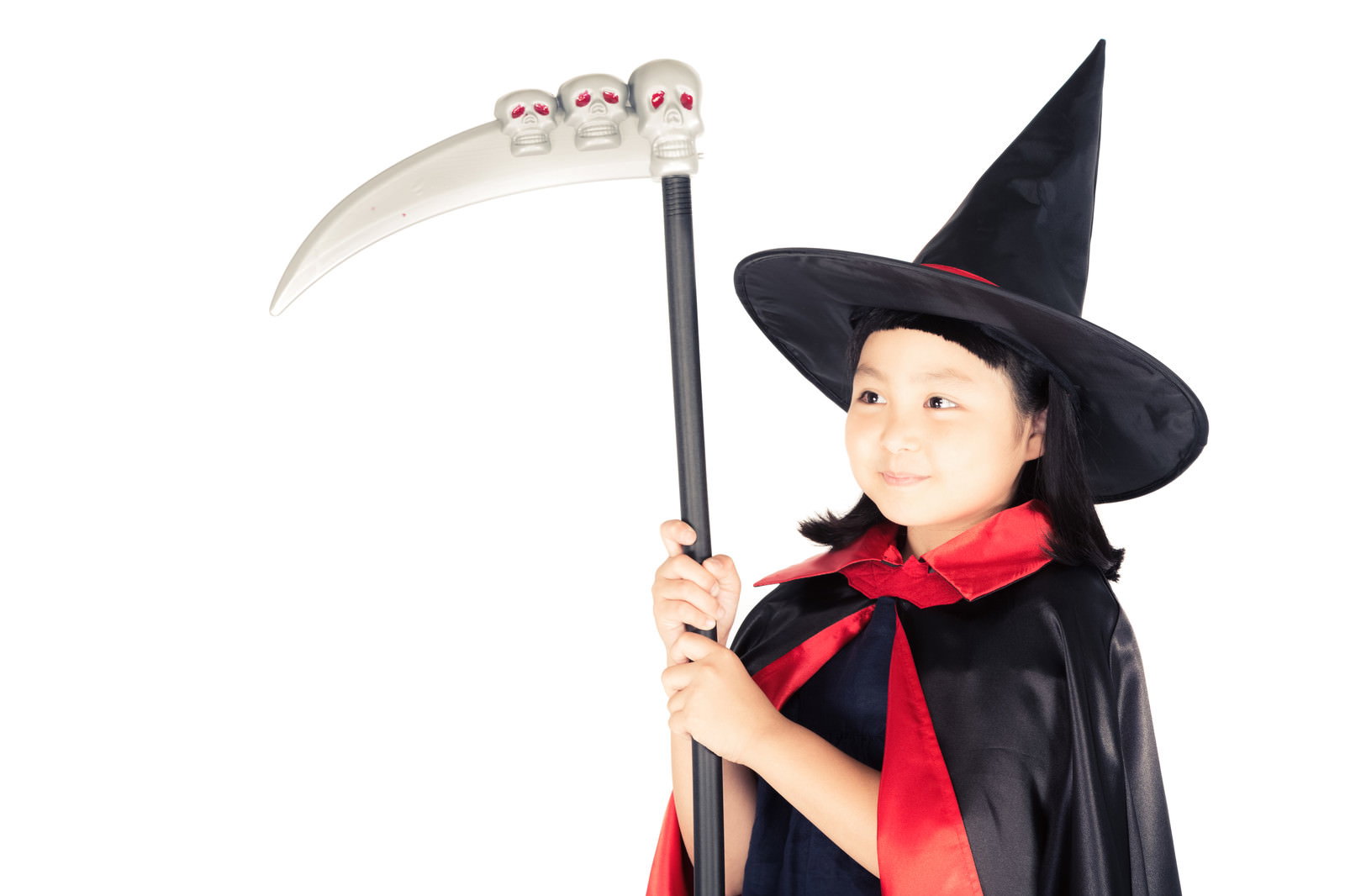 死神の鎌を持った魔法使い仮装の子ども［モデル：ゆうき］