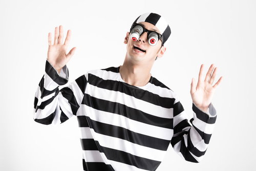 ［閲覧注意］突然の刑期延長に目が飛び出る囚人のコスプレ
