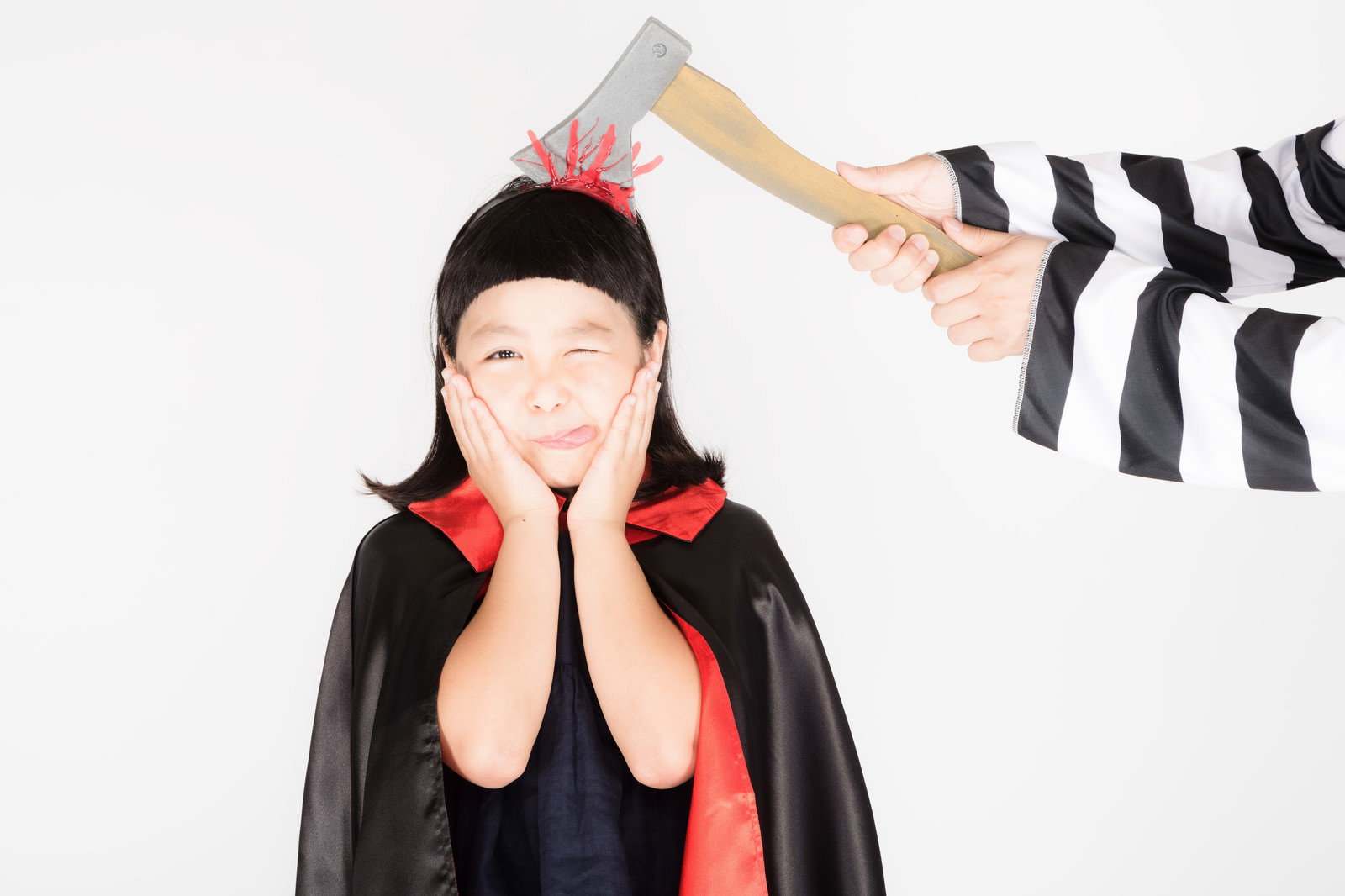 斧が刺さった頭でテヘペロする仮装の少女［モデル：ゆうき］