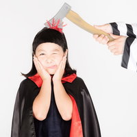 脳天直撃でテヘペロする仮装少女のハロウィンコスプレの写真