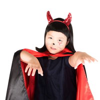 ラメ角と赤いケープの可愛い小悪魔コスプレをする子どもの写真