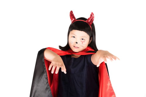 ラメ角と赤いケープの可愛い小悪魔コスプレをする子ども