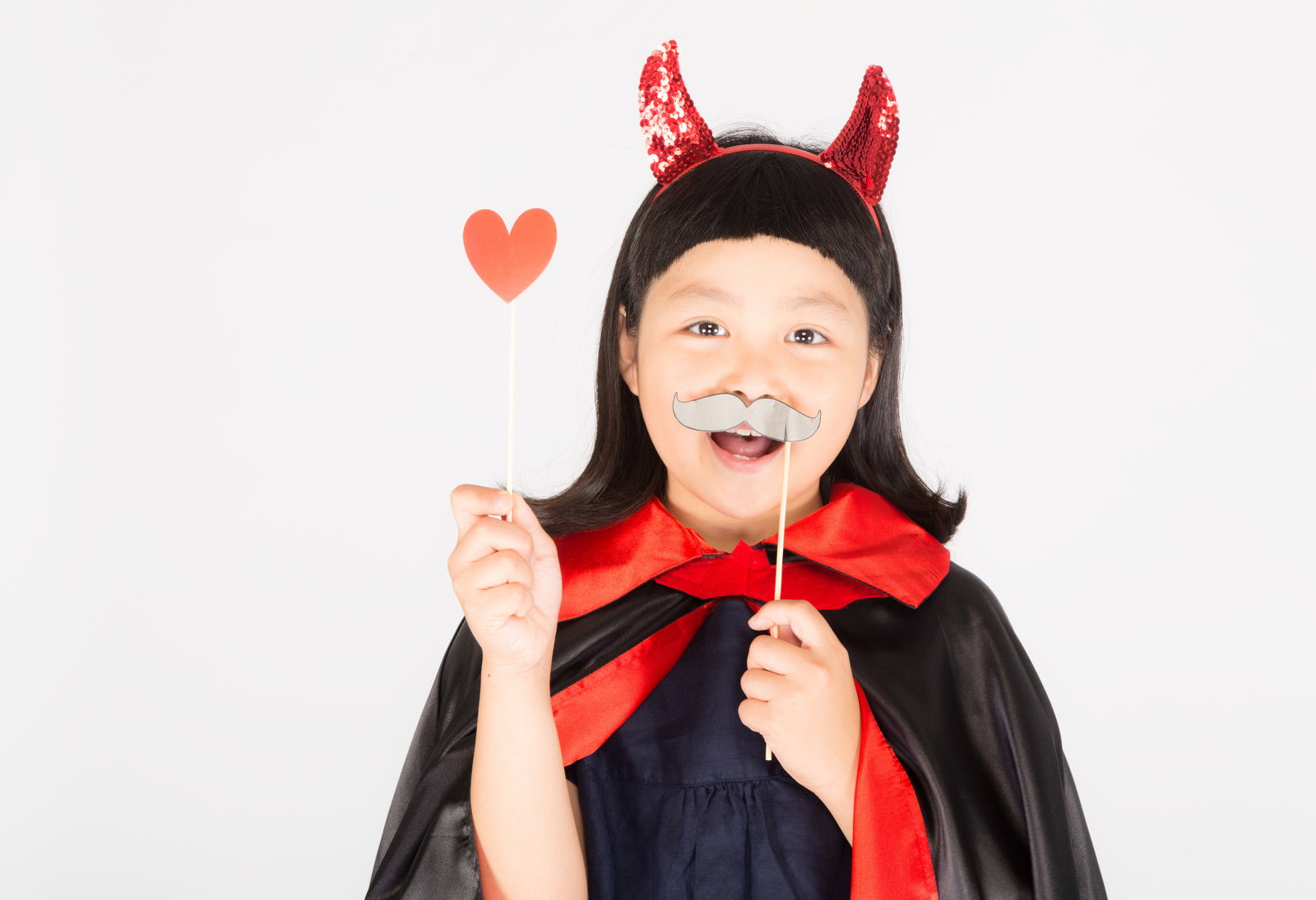 ハロウィン仮装でハート小物を持って笑う少女［モデル：ゆうき］