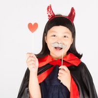 ハロウィン大好きな笑顔の少女がハート小物で遊ぶの写真