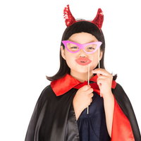 メガネと唇の口紅で変装するプチデビル、ハロウィンキッズコスプレの写真