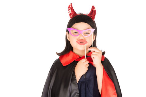 メガネと唇の口紅で変装するプチデビル、ハロウィンキッズコスプレ