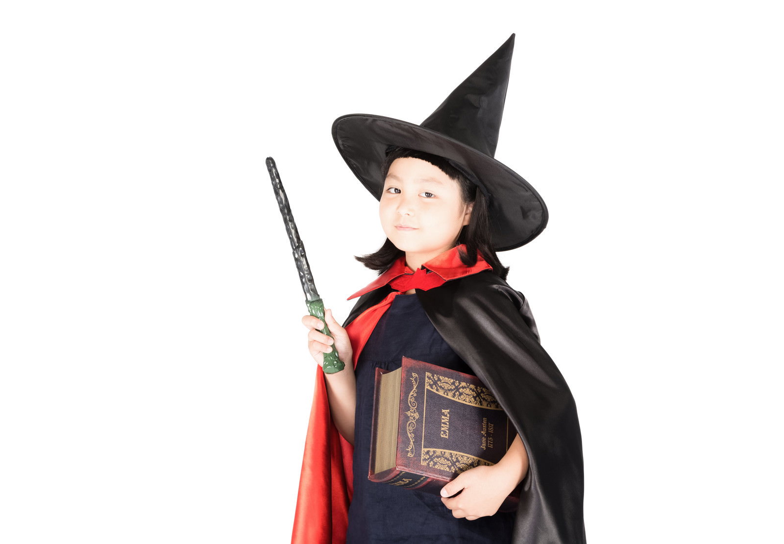 魔法使いに仮装してポーズする子ども［モデル：ゆうき］