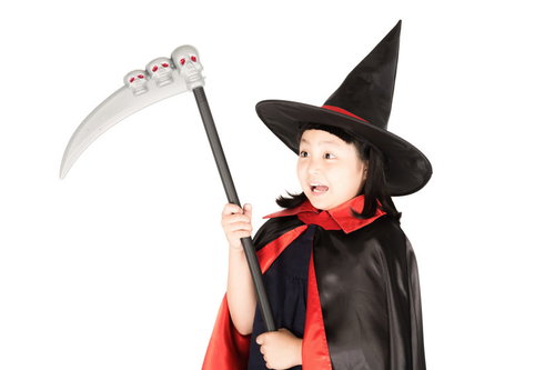 驚きあわてふためくちびっ子ハロウィン仮装姿