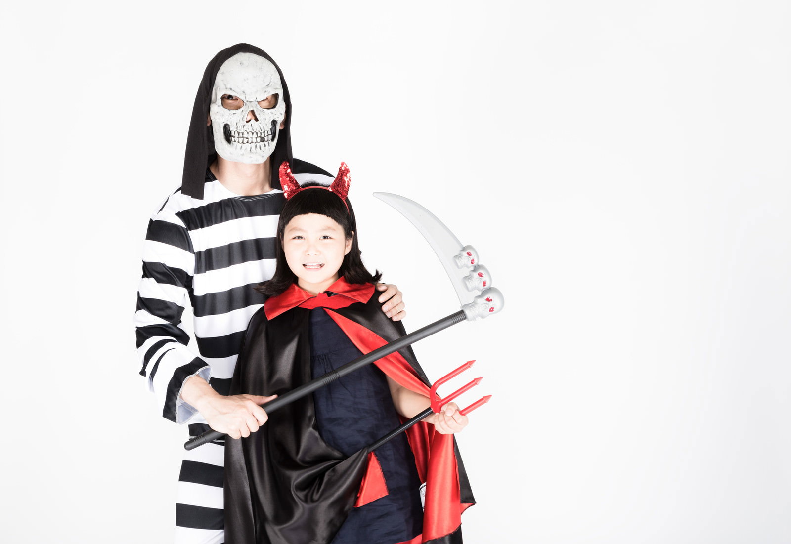 スカルマスクの大人と小悪魔コスプレの子どもがハロウィン仮装［モデル：大川竜弥 ゆうき］