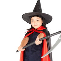 ハロウィン会場で鎌を握る魔法使い少女のコスプレの写真