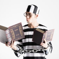 刑務所の中で資格を取得する模範囚のコスプレの写真