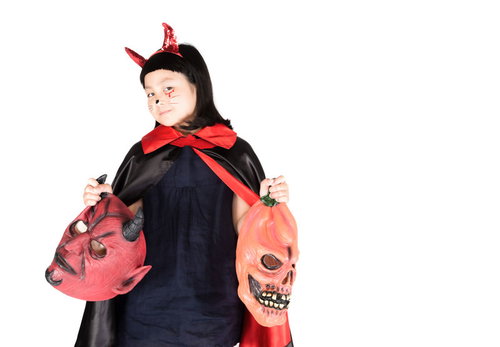 娘がハロウィン用の悪魔マスクを提案してくる
