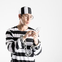 「刑務所なう」とつぶやく囚人の写真