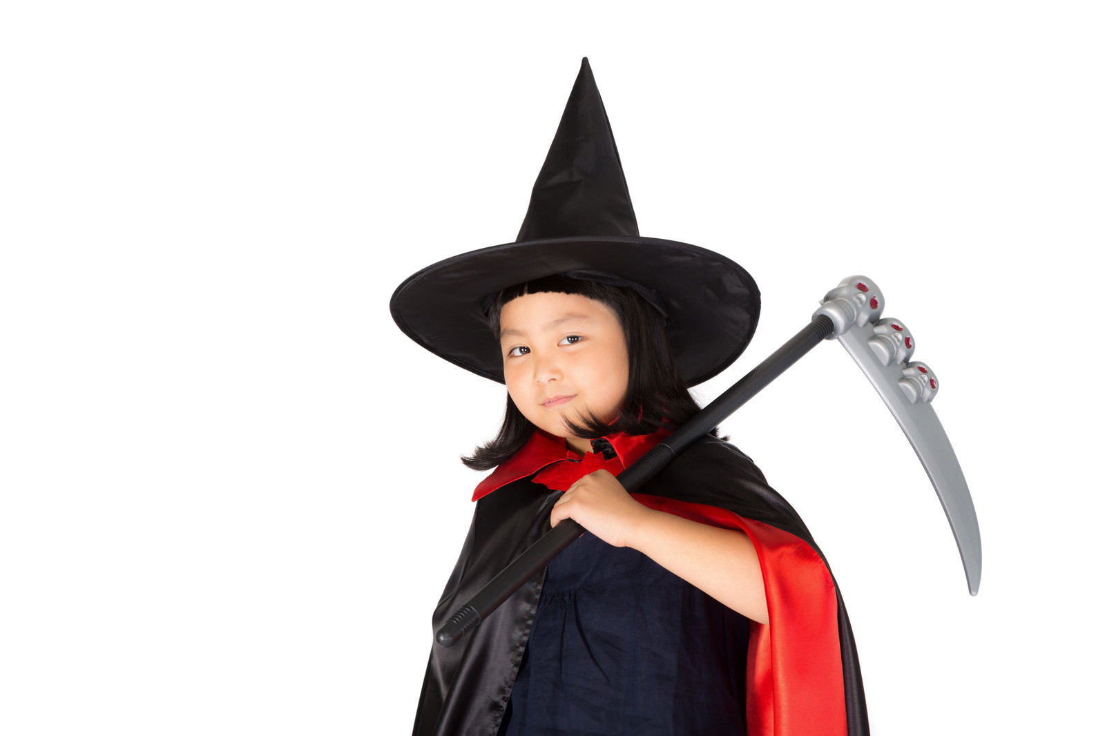 死神コスプレで鎌を担いで笑う子ども［モデル：ゆうき］