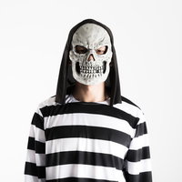 歯並びがいいドクロのお化けが黒白ボーダーTシャツを着た男性の写真