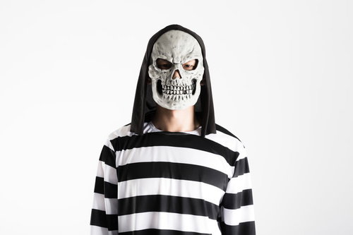 歯並びがいいドクロのお化けが黒白ボーダーTシャツを着た男性