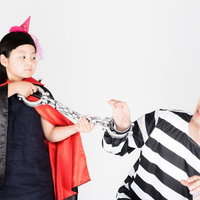 囚人服のお父さんに鎖で捕まえられる魔法使いの娘の写真
