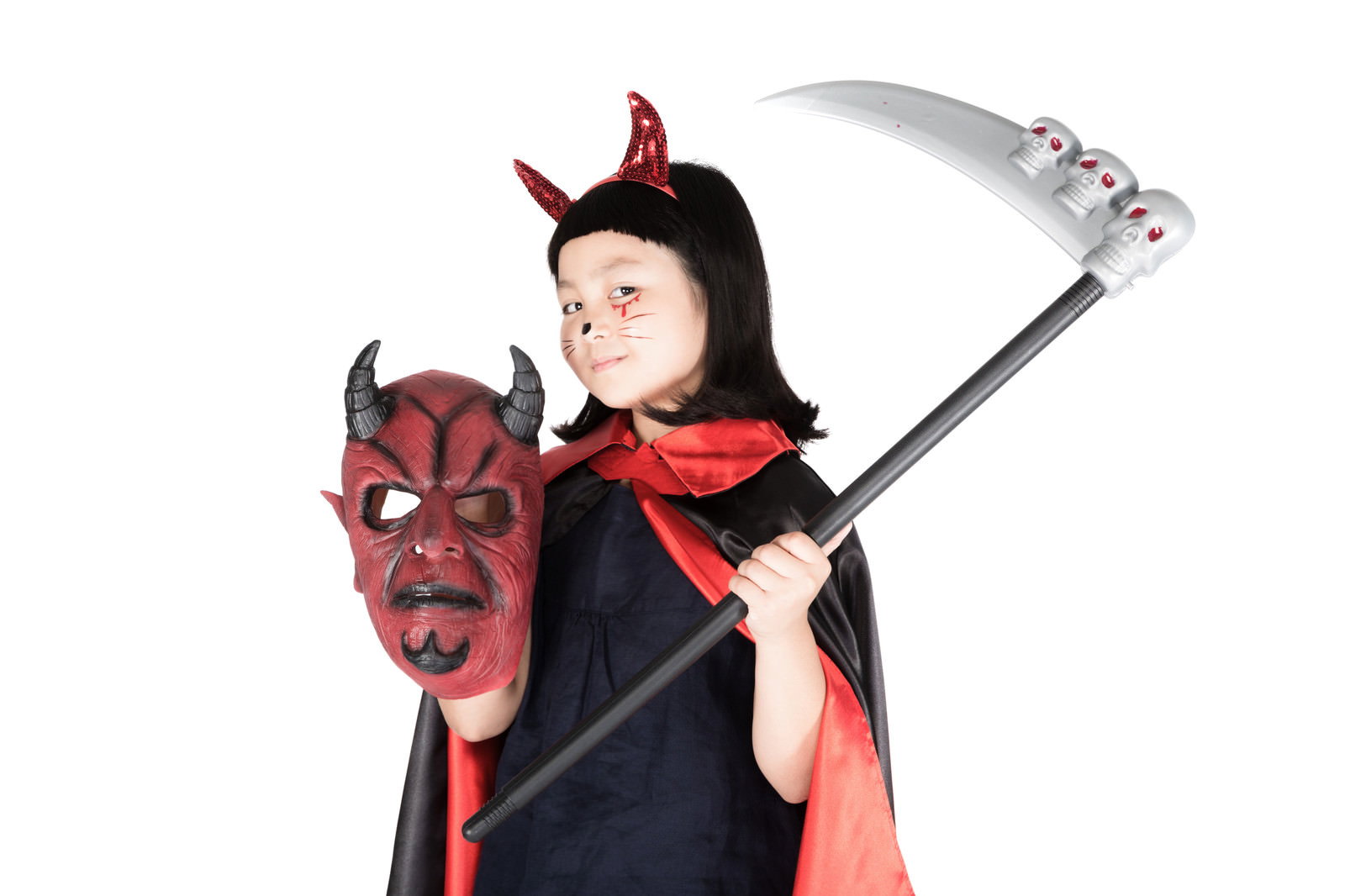 ハロウィンの小悪魔コスプレの子どもが赤いマスクと鎌を持つ［モデル：ゆうき］