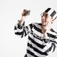マグショットはセルフィー ハロウィン仮装で囚人コスプレの写真