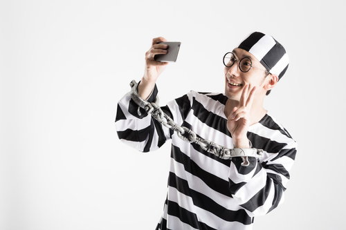 マグショットはセルフィー ハロウィン仮装で囚人コスプレ