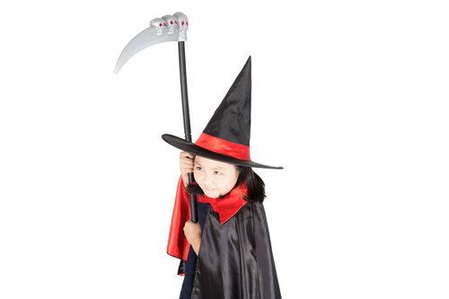 ハロウィン仮装で魔法使いの鎌を振り回すとんがり帽子の少女