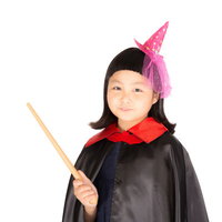 前髪パッツンの魔法使い少女がピンクの魔法の杖を持つの写真