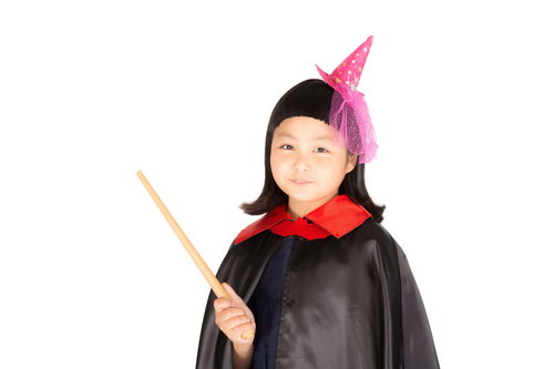 前髪パッツンの魔法使い少女がピンクの魔法の杖を持つ