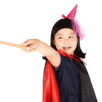 魔法のステッキをかざすハロウィン衣装の女の子の写真