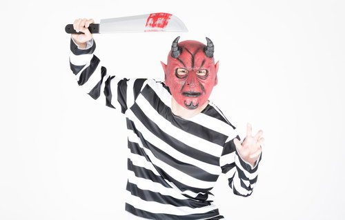 「泣く子はいねぇが」と声を張り上げる洋風なまはげ気取り