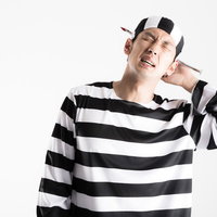 刑務作業中に怪我をした囚人姿の男性（ハロウィン仮装）の写真