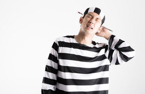 刑務作業中に怪我をした囚人姿の男性（ハロウィン仮装）