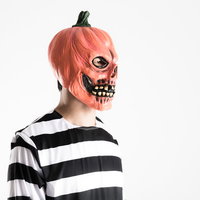 ハロウィンパーティーの会場を間違え呆然とするかぼちゃ頭の男性の写真