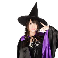 とんがり帽子の黒魔道士、紫のマントをはためかせた美女の写真