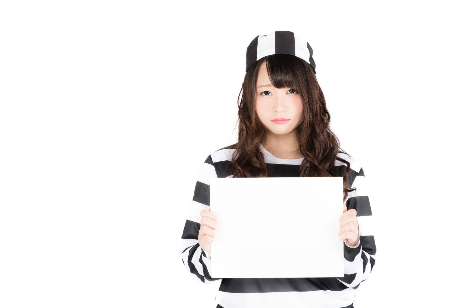 ホワイトボードを持つ囚人コスプレの女性［モデル：茜さや］