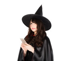 魔法を掛ける相手をスマホの地図アプリで探す美女黒魔道士の写真