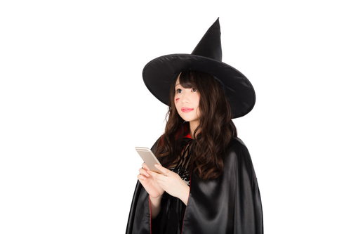 魔法を掛ける相手をスマホの地図アプリで探す美女黒魔道士