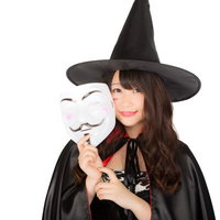 ハロウィンの仮装イベントにむちむち魔女姿で参加した女性の写真