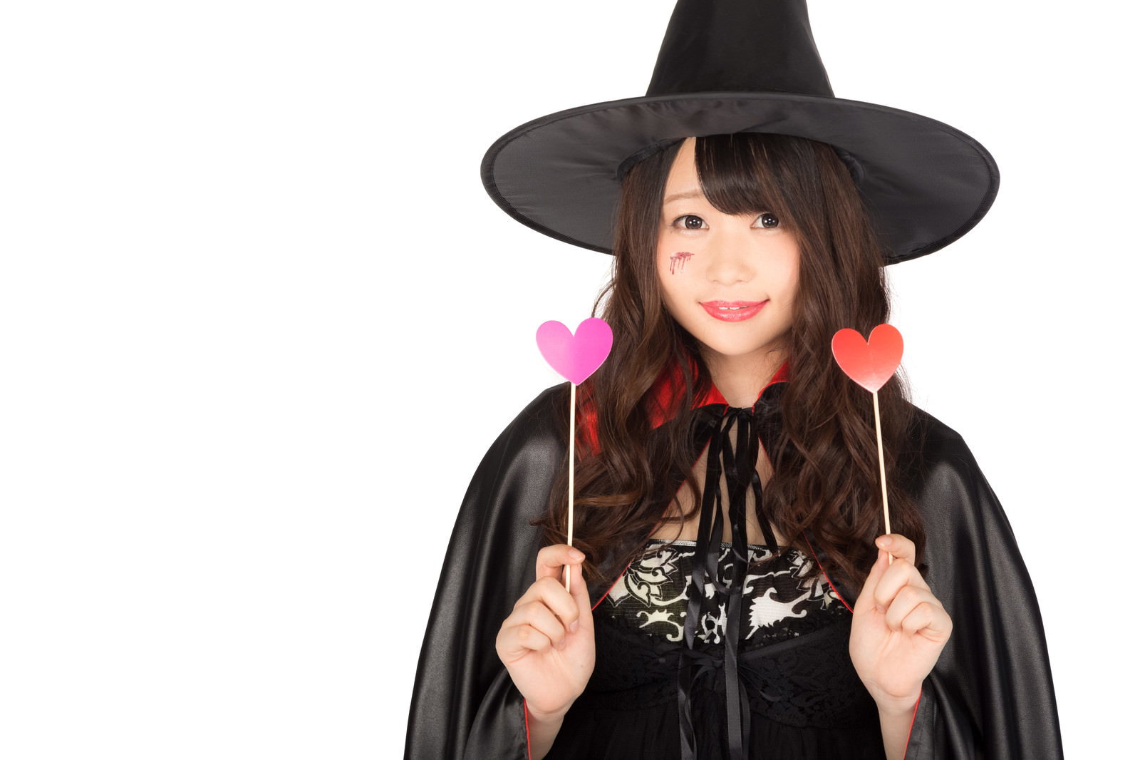 黒い魔女帽子と赤黒のコルセット衣装でハート小物を持つ女性のハロウィンコスプレ写真［モデル：茜さや］