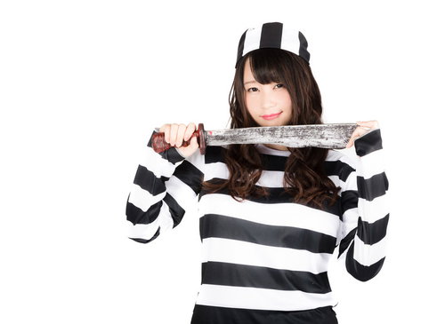 凶器を持った囚人美女がにらみつけるハロウィン仮装
