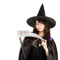 死神の鎌とトンガリ帽子を持つ眼鏡の魔女っ子の写真