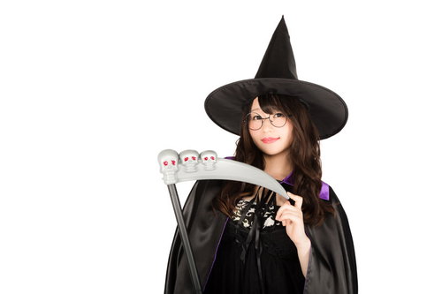 死神の鎌とトンガリ帽子を持つ眼鏡の魔女っ子