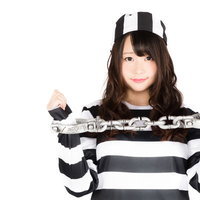 ヴィレバンの囚人服で鎖に拘束された美女のハロウィン仮装の写真