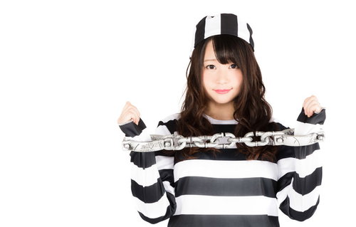 ヴィレバンの囚人服で鎖に拘束された美女のハロウィン仮装