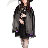 ハロウィンにヴィレヴァンで揃えた魔法使いの衣装を着こなす女性の写真