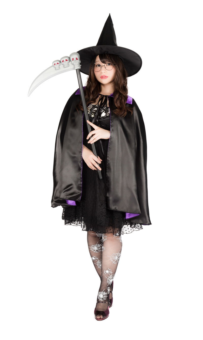黒い魔女衣装で鎌を持つハロウィンコスプレの女性［モデル：茜さや］