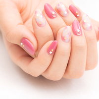 春色ピンクのネイルアート - グラデーション手元の美容の写真